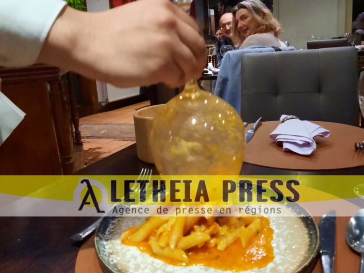 Le dressage des pâtes grâce au verre à vin qui a attiré les foules. (© Aletheia Press / L.Péron)