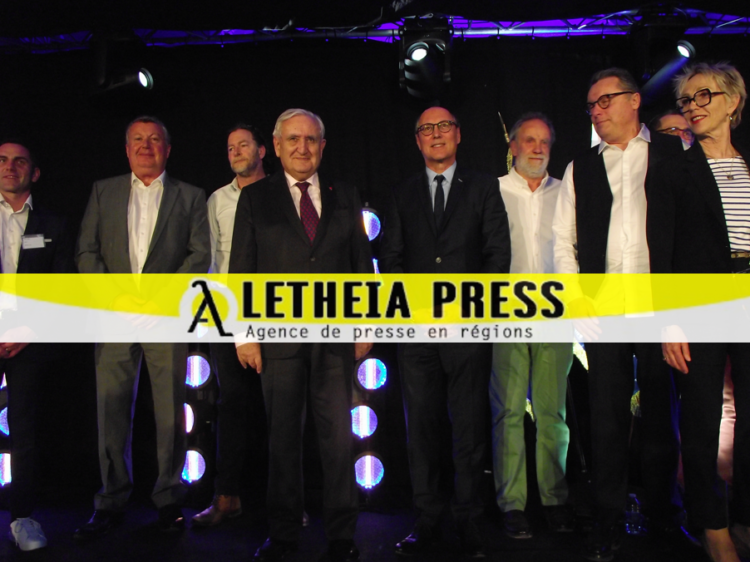 Jean Déguerry, Président du Département, et Jean-Pierre Raffarin, invité de ce forum, entouré d'élus et entrepreneurs de l’Ain. (©Aletheia Press/ C.Dalsbaek)