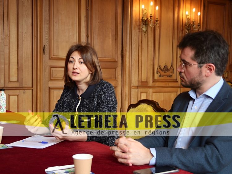 Adina Revol, porte-parole de la CommissioneEuropéenne, a donné une longue conférence de presse à la mairie de Rouen, dans une salle bien vide. Ici à côté d'Adrien Naizet, conseiller municipal de Rouen. (© Aletheia Press / B.Delabre)