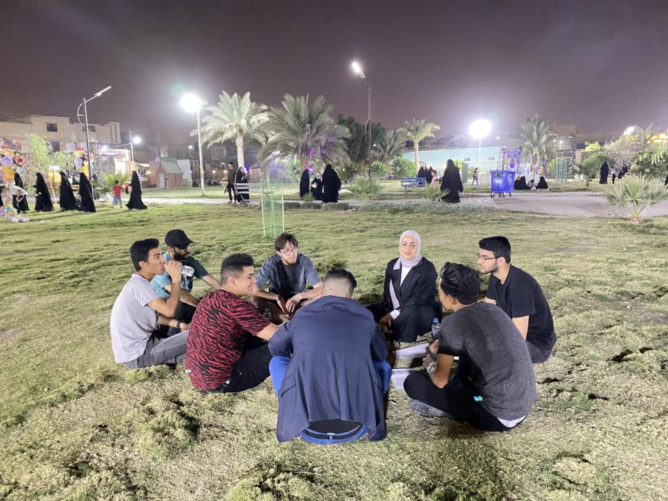 Zainab Yousif à la rencontre de jeunes habitants de Najaf.