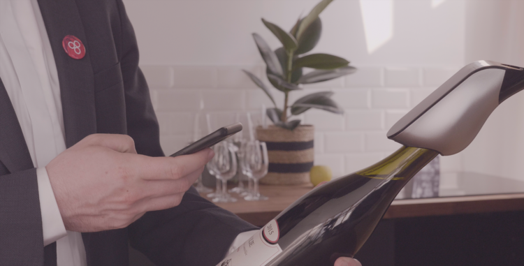 L’aérateur connecté réduit le temps d’aération tout en améliorant la qualité des vins dégustés. (© Aveine)