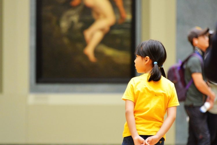 Enfant au musée