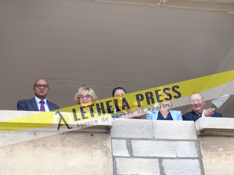 Les élus locaux et les représentants du lycée et de l’Académie ont posé la première pierre du futur atelier du lycée Hippolyte Fontaine. (Aletheia Press / NH)